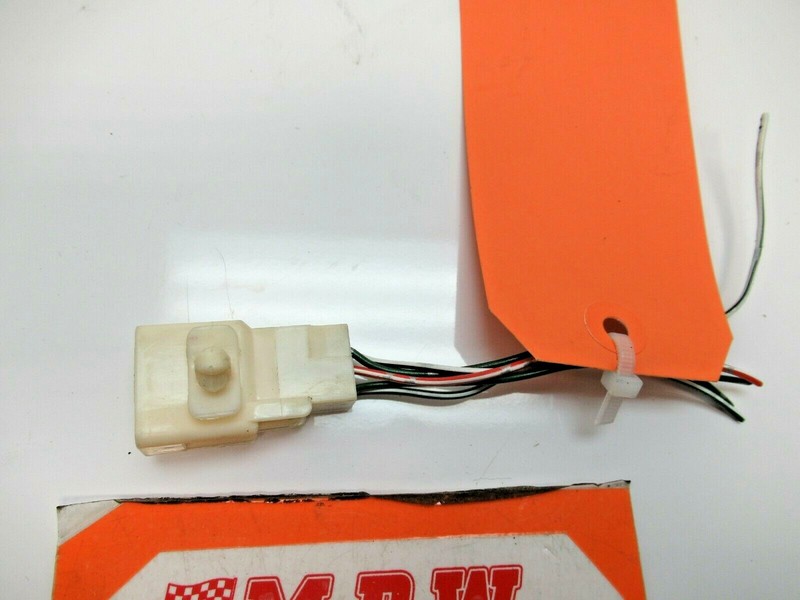 TAILLIGHT LENS LAMP WIRE PLUG CONNECTOR OFF LIGHT BULB SOCKET HARNESS LEFT RIGHT