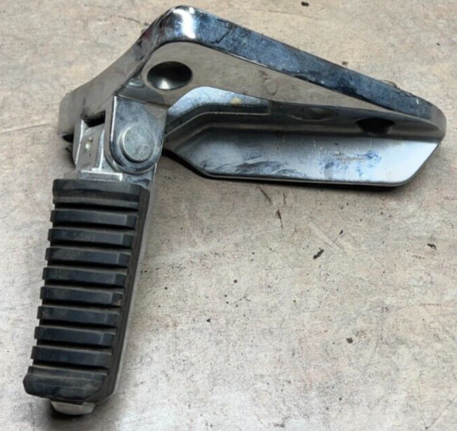 2005 Kawasaki Vulcan VN750 Right Rear Foot Peg Pedal Mount Driver Back 05 VN 750