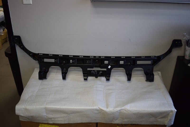 2017 CHRYSLER PACIFICA OEM REAR BUMPER CENTER SUPPORT 68229231AD