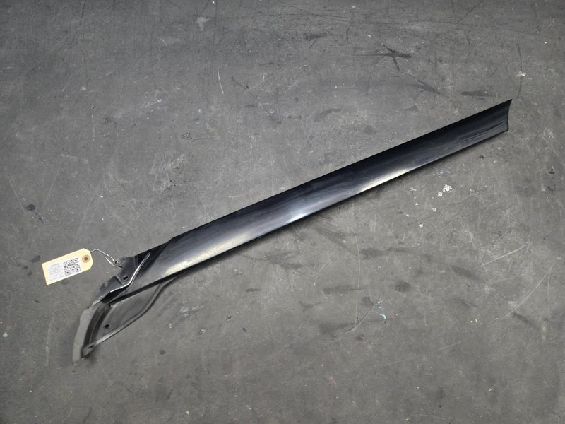 Right Windshield Molding 2018 Land Rover Range Rover Velar LR092716 2019 - 2022