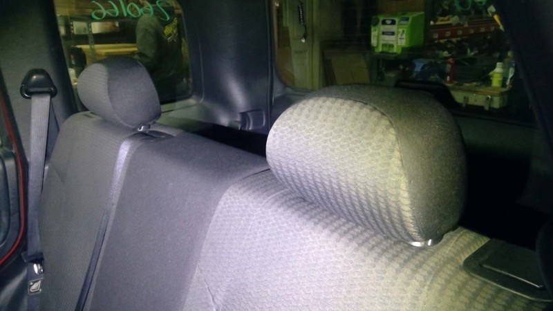 LIBERTY 2004 2 Rear Headrests 1786286