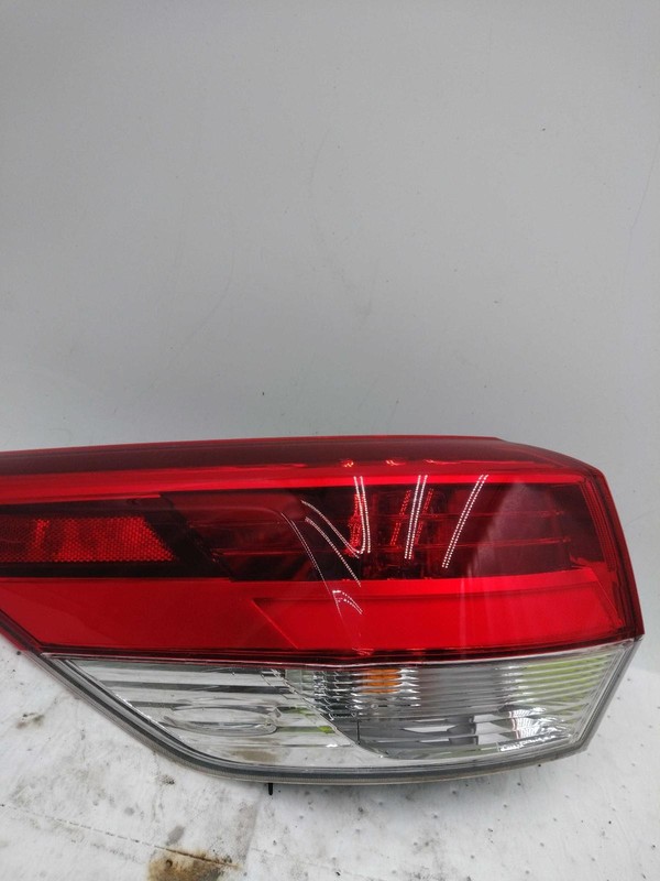 Used Left Tail Light Assembly fits: 2017 Toyota Highlander quarter panel mounted