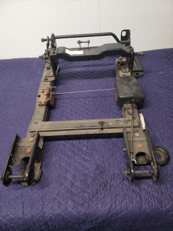 99-06 Chevy Silverado Tahoe Sierra Suburban 2nd row seat rest Rh Bottom Frame