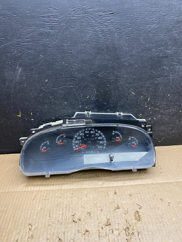 2001 - 2002 Ford Econoline E250 E350 Van Speedometer Instrument Cluster v1667 DG