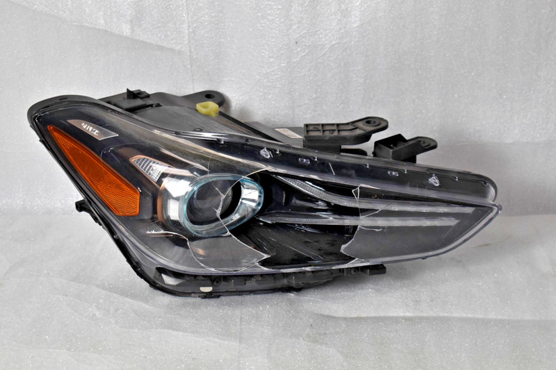 2019-2021 GENESIS G70 GENUINE RH FULL LED HEADLIGHT. PASSENGER SIDE.