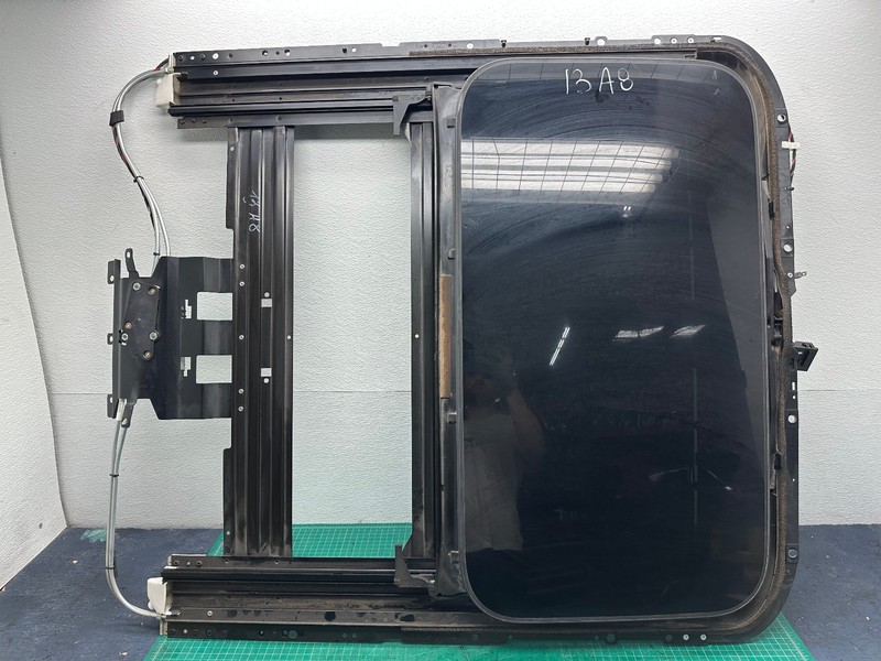 11-18 Audi S8 A8 Quattro UPPER ROOF SUNROOF WINDOW GLASS WITH MOTOR & SHADE OEM