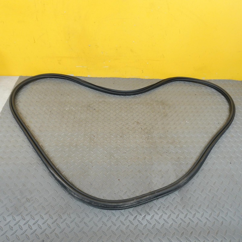 2019-2022 VOLVO XC40 REAR RIGHT SIDE DOOR SEAL RUBBER WEATHERSTRIP OEM 32229217
