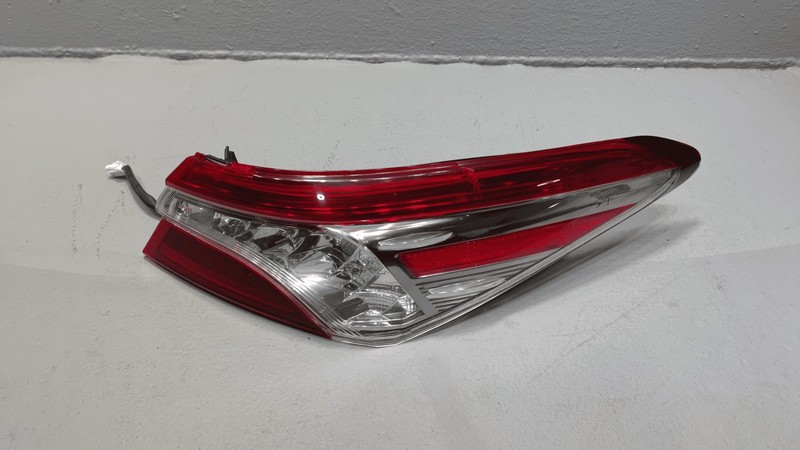 DEFECT Toyota Camry Rear Passenger Side Outer Taillight Light Lamp 2018-2019