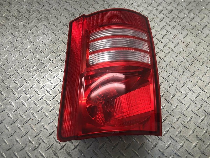 08 09 10 CHRYSLER TOWN & COUNTRY CARAVAN RIGHT TAIL LIGHT LAMP REAR BRAKE OEM