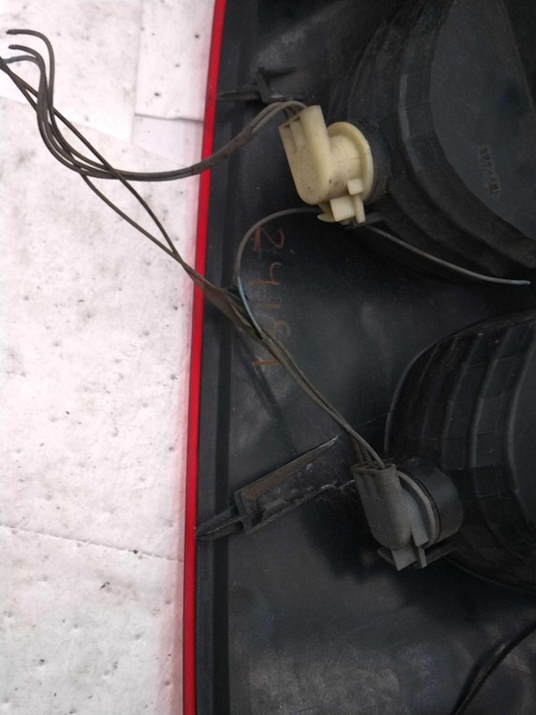 2002-2006 Chevrolet Avalanche 1500 Left Tail Light Assembly - Scratches, Used