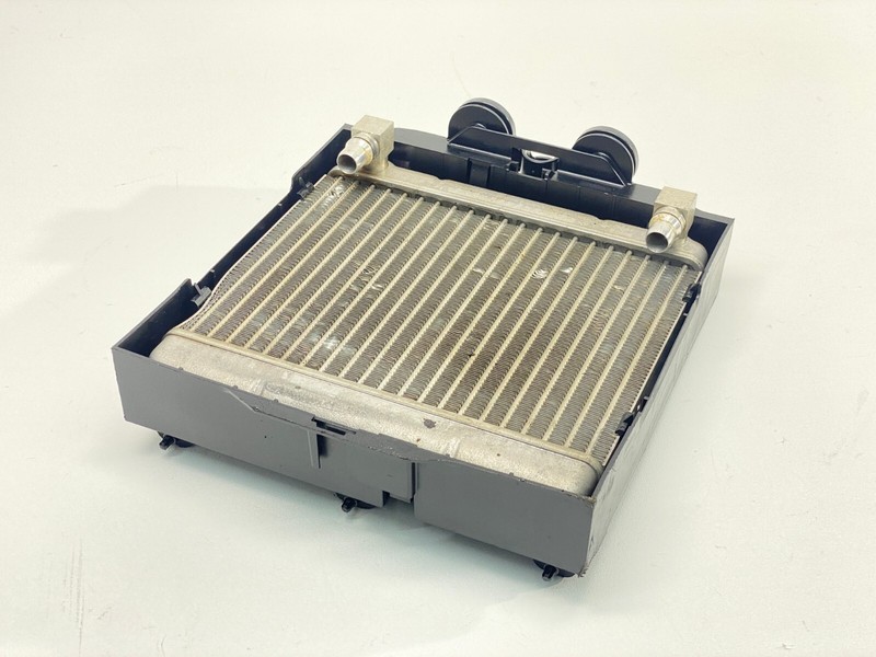 BMW F01 F02 F06 F10 F13 550 650 750 Right Auxiliary Coolant Radiator Cooler OEM✅