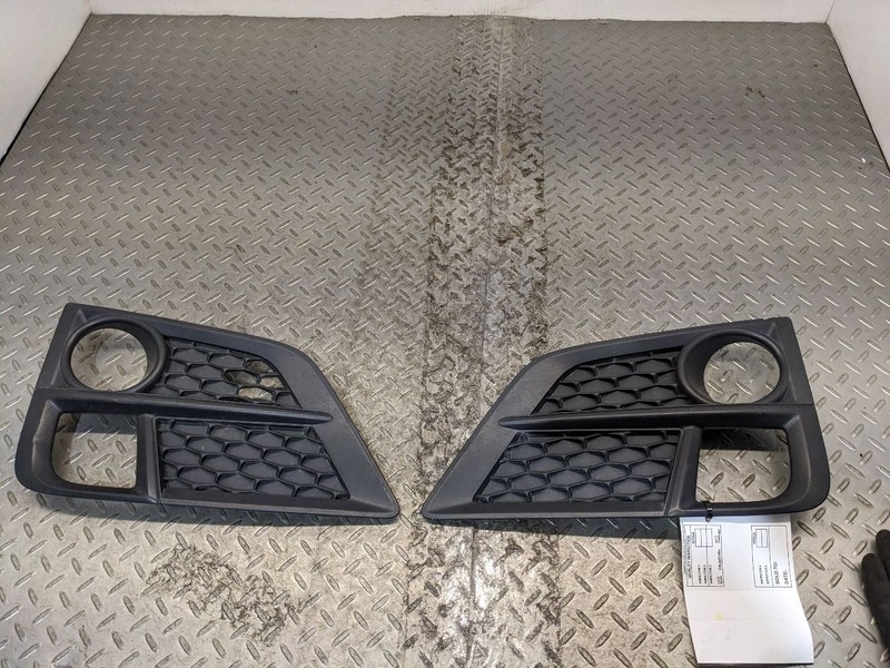 2018-2020 Honda Odyssey Front Passenger Driver Side Foglight Cover OEM 711186096