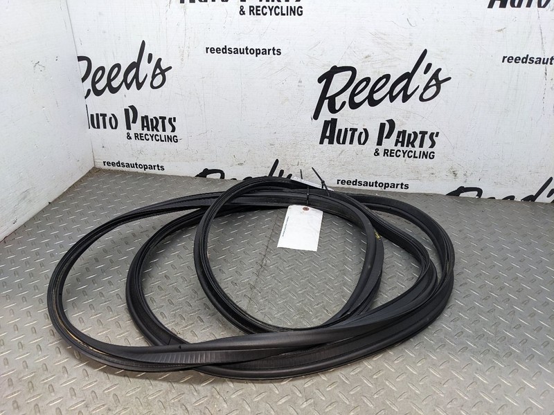 05-13 CHEVROLET CORVETTE REAR WEATHERSTRIP LID TRUNK GASKET SEAL OEM 1184676