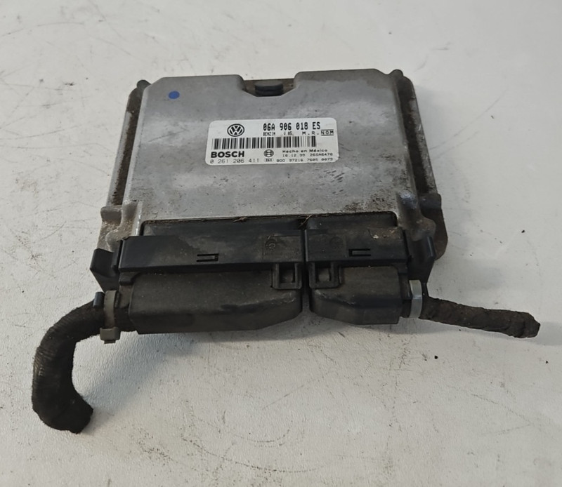 00-01 Volkswagen Jetta 2.0L Engine Control Unit ECU 06A906018ES Module 825-7b5