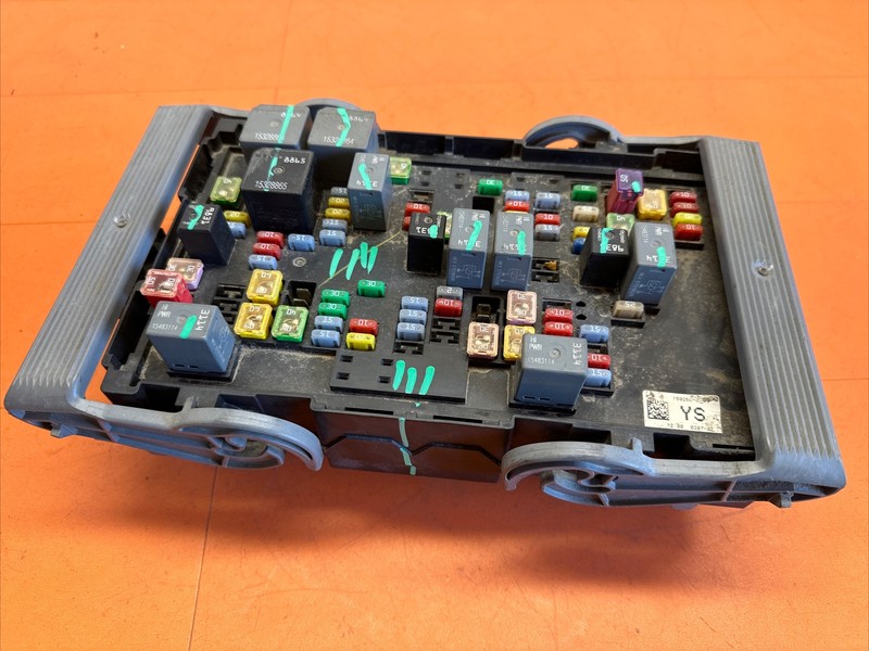 15925042 I 2007 - 09 Chevrolet Suburaban Fuse Box Junction Module AT OE