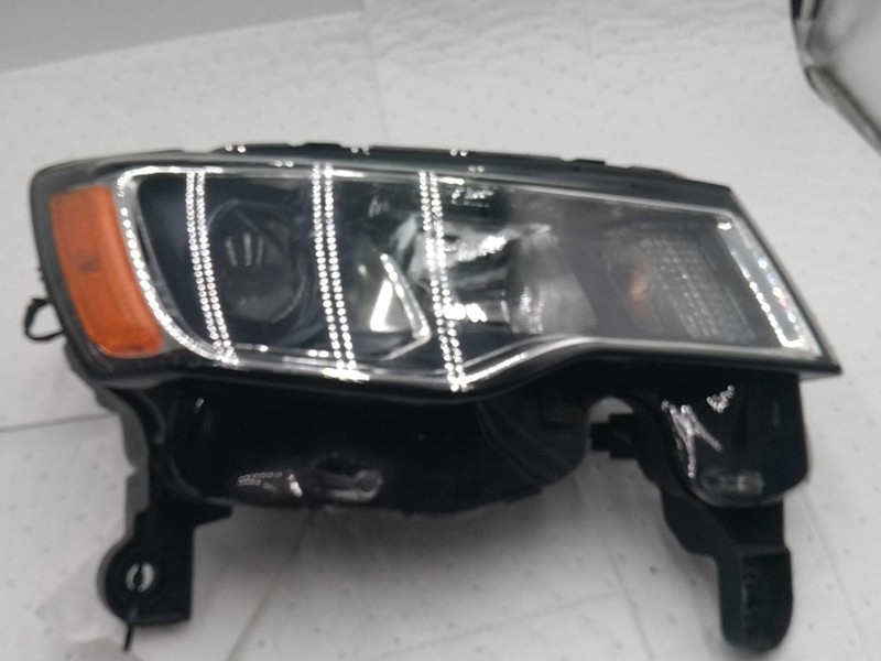 2019 Jeep Grand Cherokee Right Headlight Assembly White 333236 70K Miles Used
