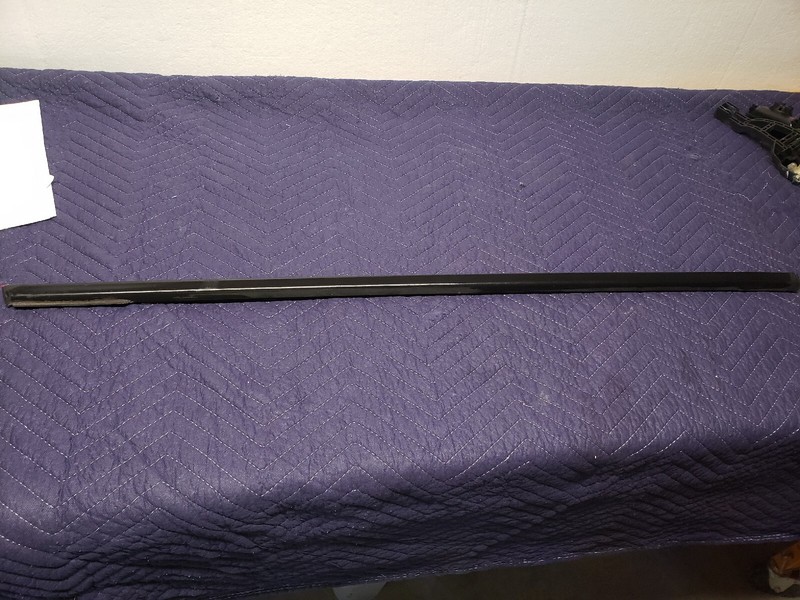 2012 - 2018 FORD FOCUS FRONT RIGHT SIDE DOOR WINDOW BELT MOLDING OEM