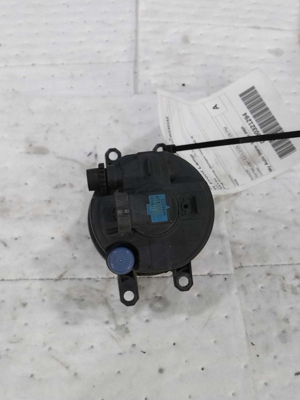 Used Driving Light fits: 2012 Toyota Rav4 Fog-Driving bumper mounted Grade A