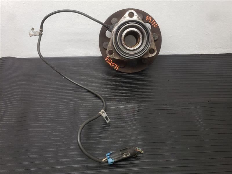 99-00 Cadillac Escalade Front Right Passenger Hub OEM 15997072