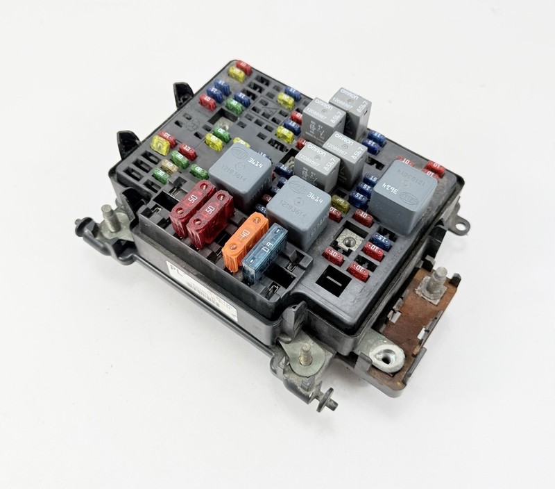 2000-2002 Chevy Silverado Sierra Engine Fuse Box Junction Block 15328806-05 OEM