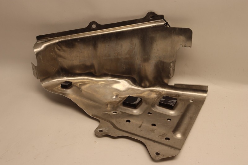 2023-2024 CHEVY CORVETTE C8 RIGHT SIDE FUEL TANK STRAP MOUNT SPLASH BRACKET OEM