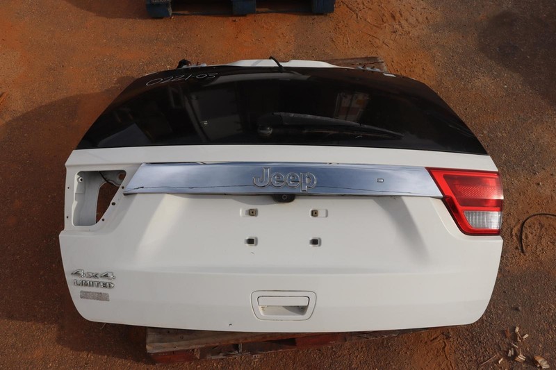 2011-2013 JEEP GRAND CHEROKEE BACK DOOR TAILGATE LIFTGATE WHITE W/ CAMERA OEM