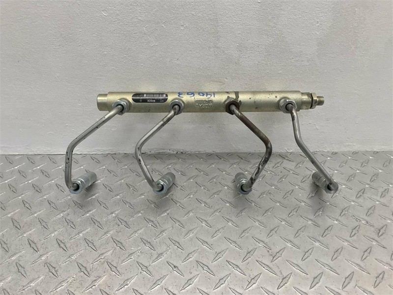 2001-2004 GMC SIERRA SILVERADO PASSENGER RAIL WITH FUEL FEED TUBES 6.6L DIESEL