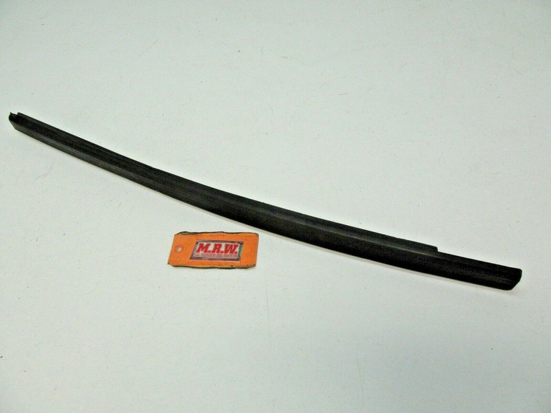 DOOR GLASS WINDOW MOLDING OUTER RUBBER SEAL STRIP LEFT FRONT for GRAND CHEROKEE