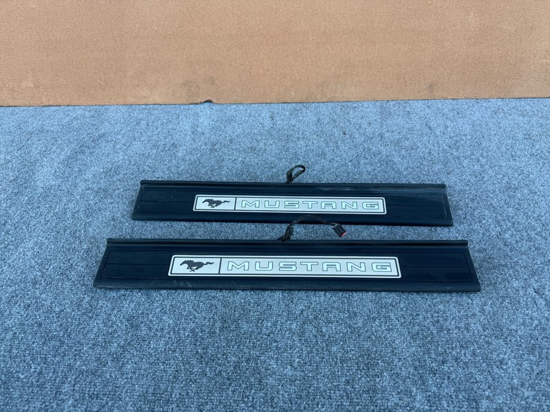 FORD MUSTANG GT 15-23 OEM LEFT RIGHT SCUFF PLATE DOOR SILL SILLS TRIM MOLDING