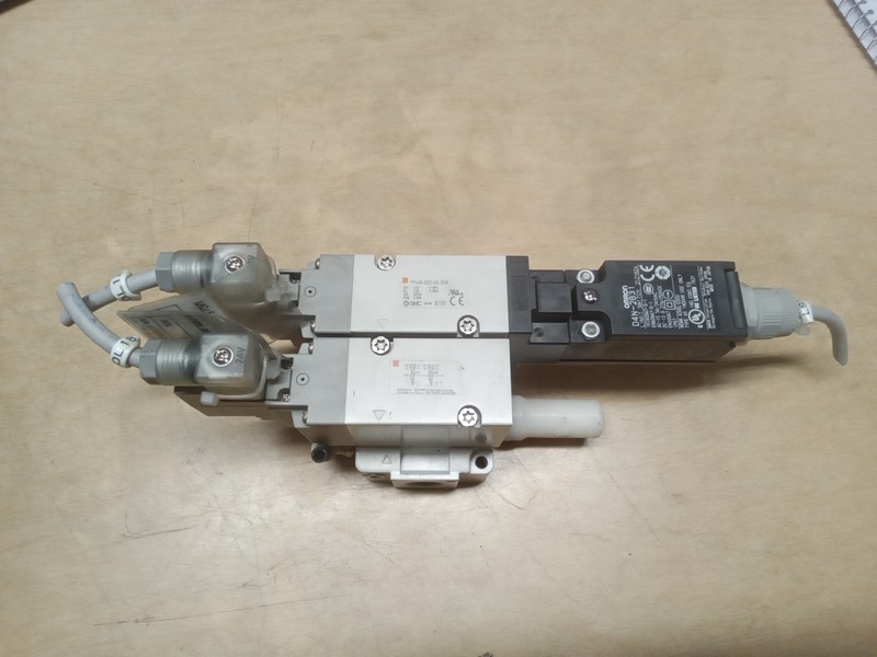 SMC VP544R-5DZ1-03-X538 Dual Solenoid W/ 1 Omron D4N-2B31 Limit Switch