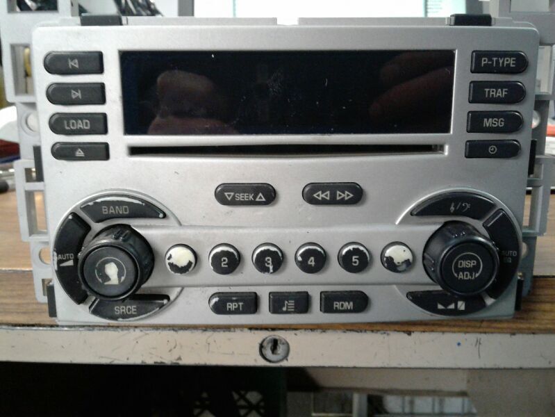 05 Chevrolet Equinox Audio Equipment Radio AM/FM/6-Disc CD OEM 15798244