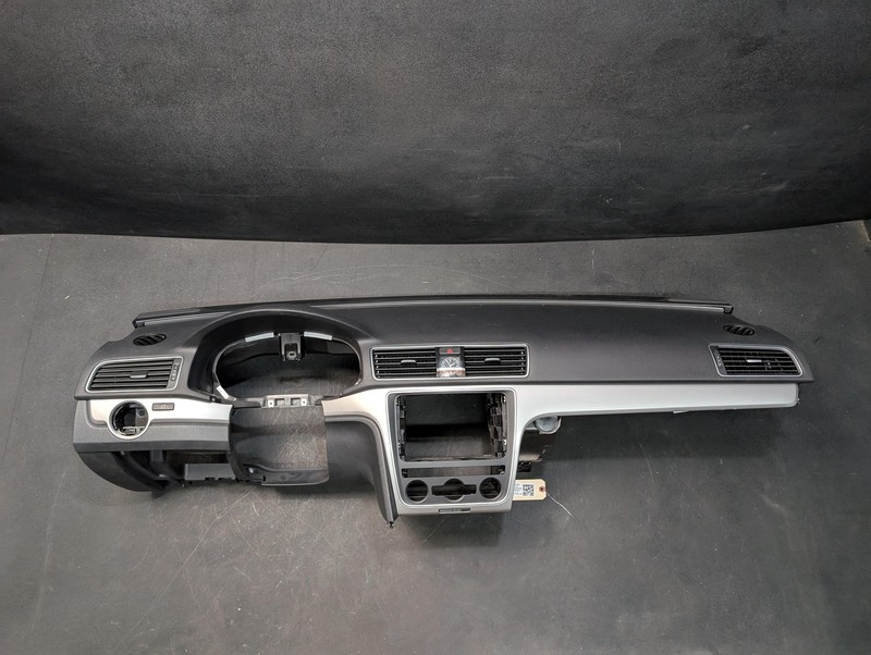 Dashboard Instrument Panel 2015 Volkswagen Passat 561857003L81X 2014 X