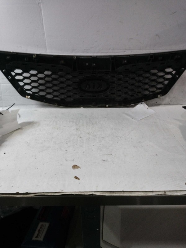 2011-2013 KIA SORENTO OEM Black Grille Surround - Used, 175K Miles, Warranty