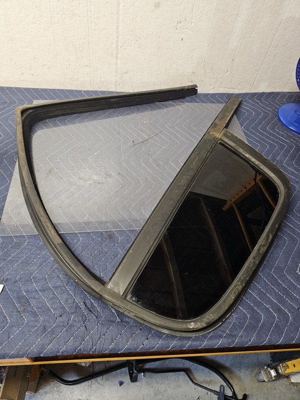 2003 Envoy Rear Right Vent Glass