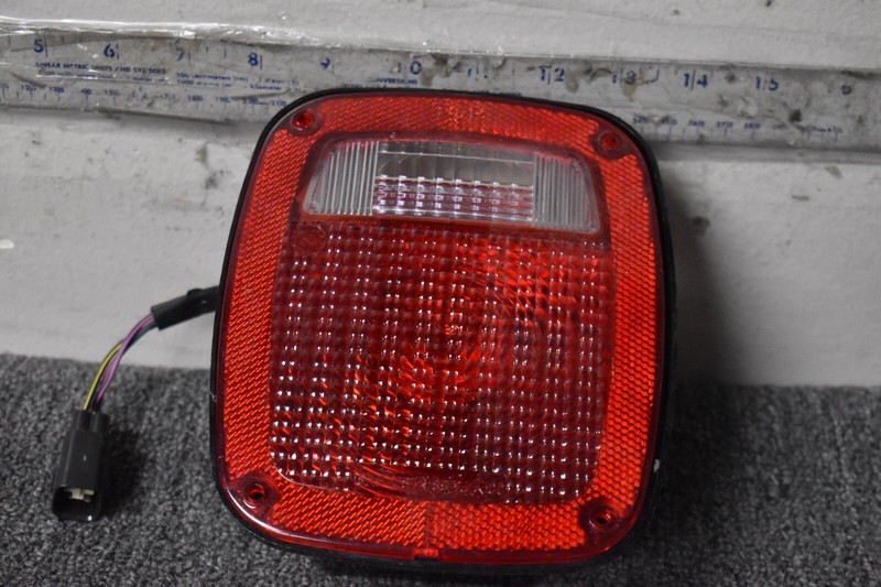 1998-2006 JEEP WRANGLER LEFT SIDE TAIL LIGHT FACTORY OEM