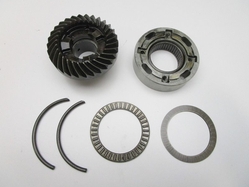 F2A498662 Force Chrysler Outboard 75 85 100 HP Rear Bevel Gear & Bearing Cage