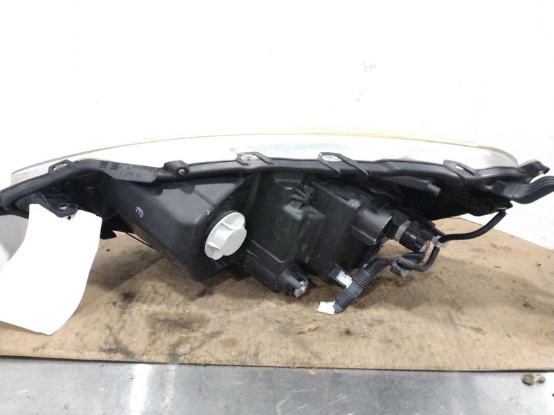 2016 Toyota Prius C Right Headlight Assembly Orange 604791 Used 88K Miles