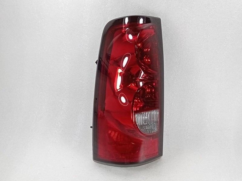 2004-2007 Silverado 1500 2500 3500 2139 Left Side Taillight 3351906LUCDR
