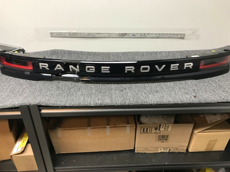 2017-2018 LAND ROVER VELAR REAR CENTER TAILIGHT FACTORY OEM