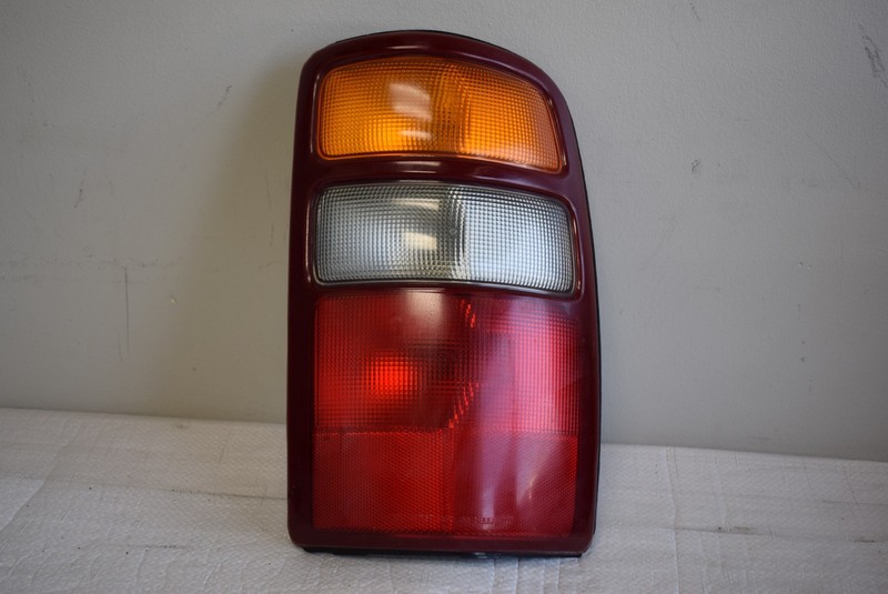 2000-2003 CHEVY TAHOE PASSENGER SIDE REAR TAIL BRAKE LIGHT 16525376