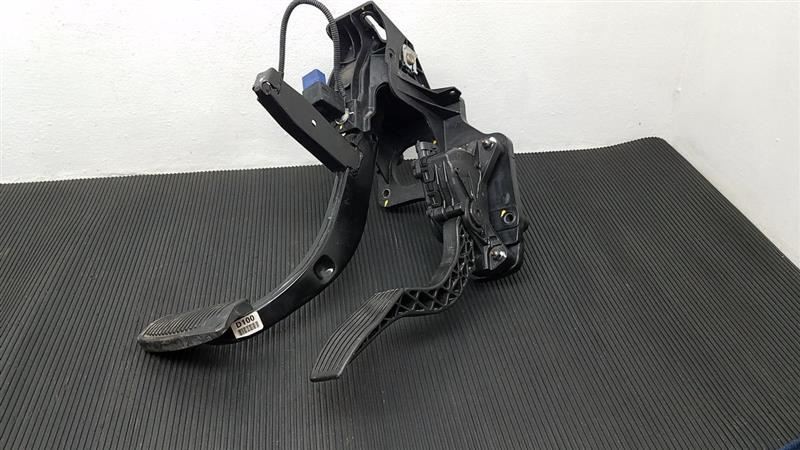 06-12 Kia Sedona Accelerator Pedal Assembly OEM 32700-4D700