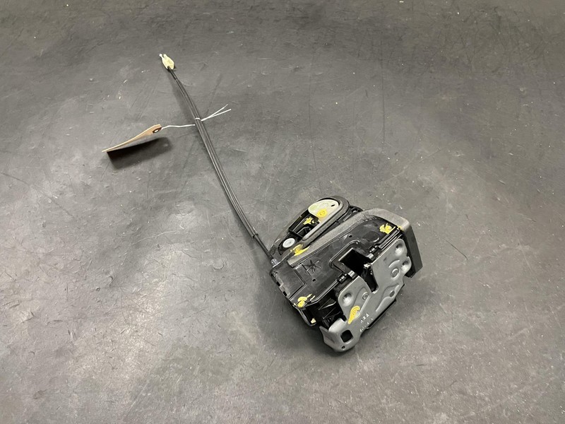 Front Right Door Lock Latch 2020 GMC Acadia 13533615 2017 2018 2019 2021 - 2023