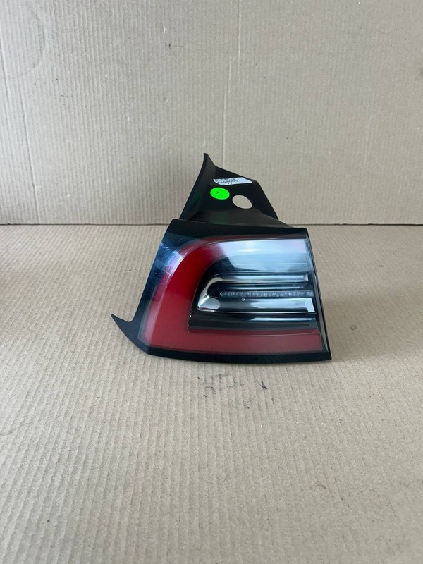 ✅17-23 Tesla Model 3 / Y LED Rear Outer Tail Light Left Side 1077397 w/scratches