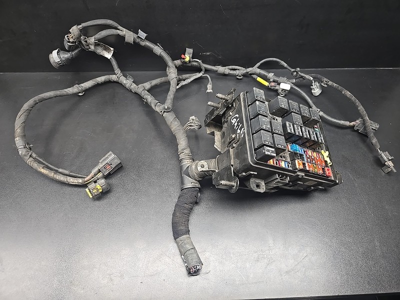 2014 - 2017 MASERATI GHIBLI M157 3.0L FRONT RIGHT ENGINE BAY FUSE BOX 670008649