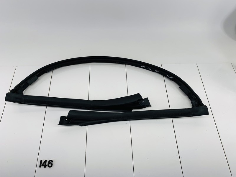 09-11 MERCEDES BENZ SLK300 FRONT WINDSHIELD GLASS FRAME SEAL WEATHERSTRIP OEM