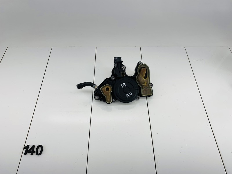 17-20 AUDI A4 B9 2.0L L4 GAS TFSI ENGINE MOTOR VALVE COVER OIL AIR SEPARATOR OEM
