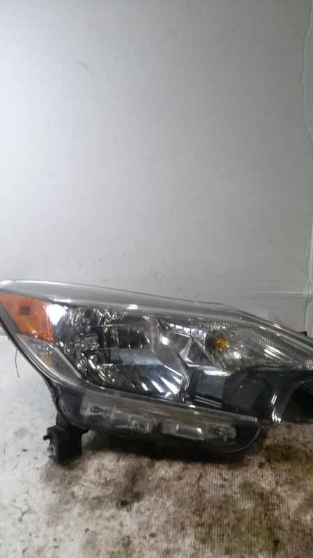 2017 Nissan Versa Right Headlight Assembly OEM Used 635285 White 84K Mi