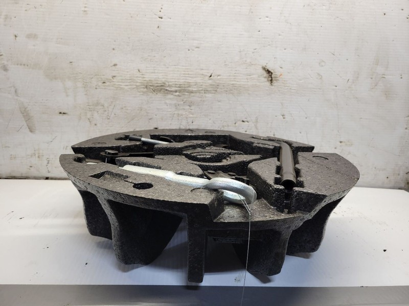 2014 XC60 Jack and Tools 1615897