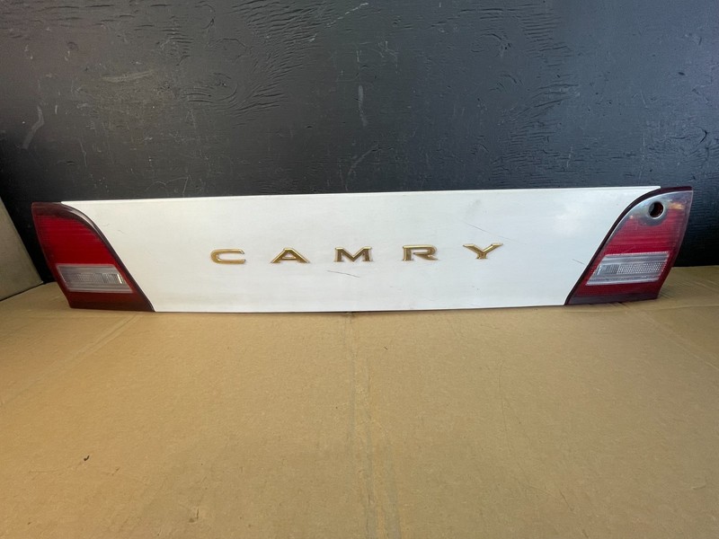 1995 1996 Toyota Camry Center Trunk Rear Tail Light OEM AC5274 DG