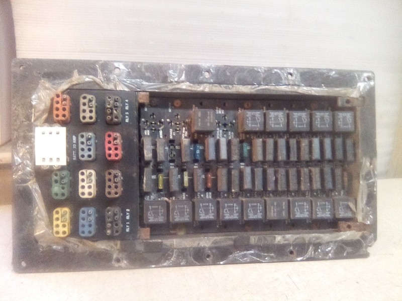 Kenworth W900 Fuse Relay Block "READ DESCRIPTION"